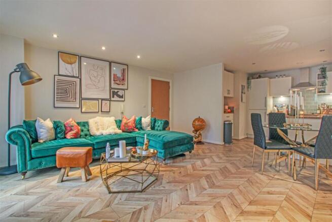 Living / Dining Area: