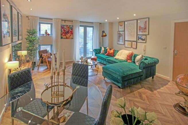 Living / Dining Area: