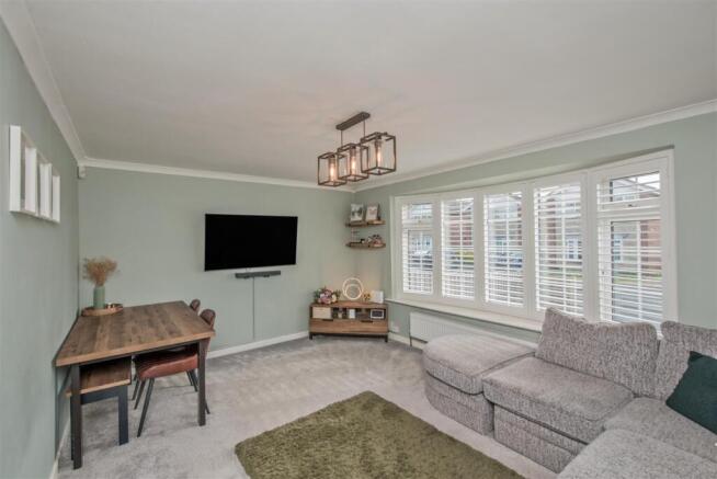 Living Room / Dining Area: