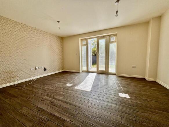 Living Room / Dining Area: