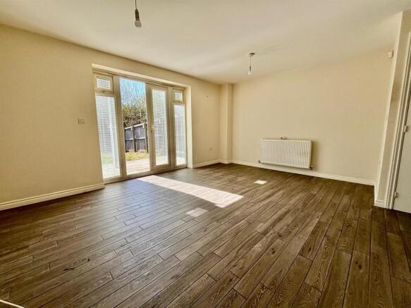 Living Room / Dining Area: