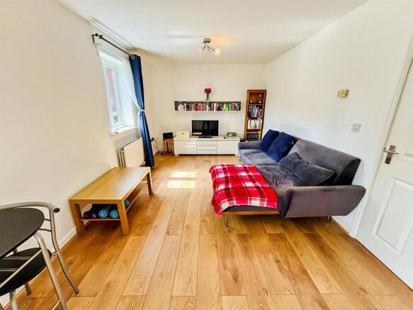 Living Room / Dining Area: