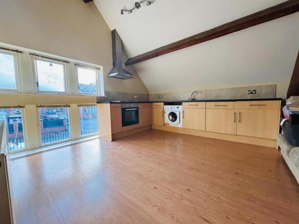 Open Plan Living Room / Dining Area / Fitted Kitch