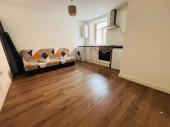 OPEN PLAN LIVING AND FITTED KITCHEN: