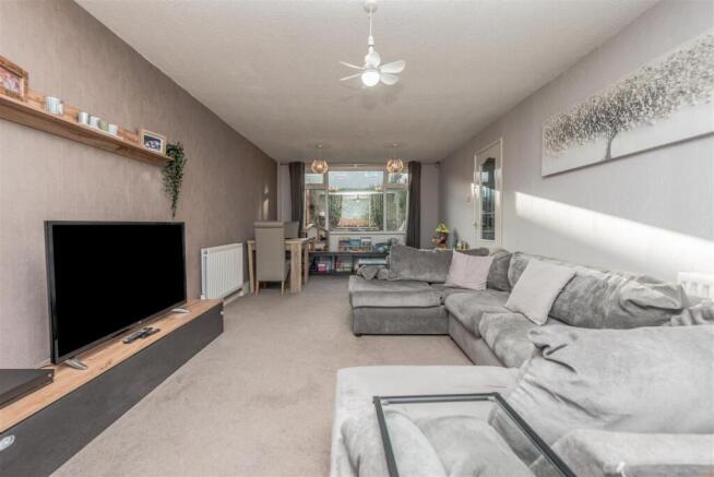 Living Room / Dining Area: