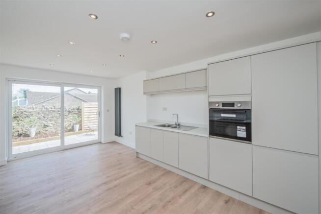 Fitted Kitchen & Dining Area: