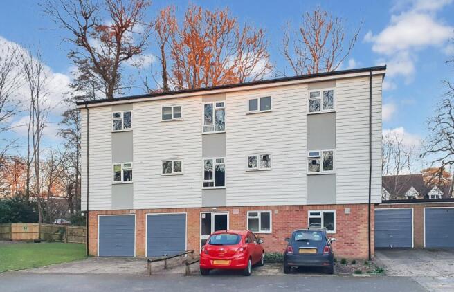 One Bedroom Flat with River views.