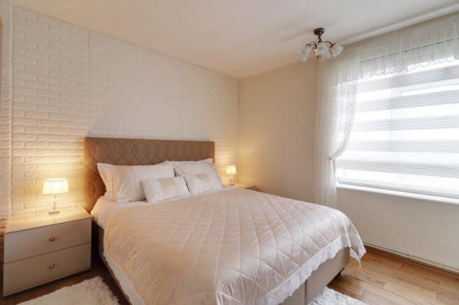 2 bedroom flat for sale in Hoe Lane, Enfield, EN3