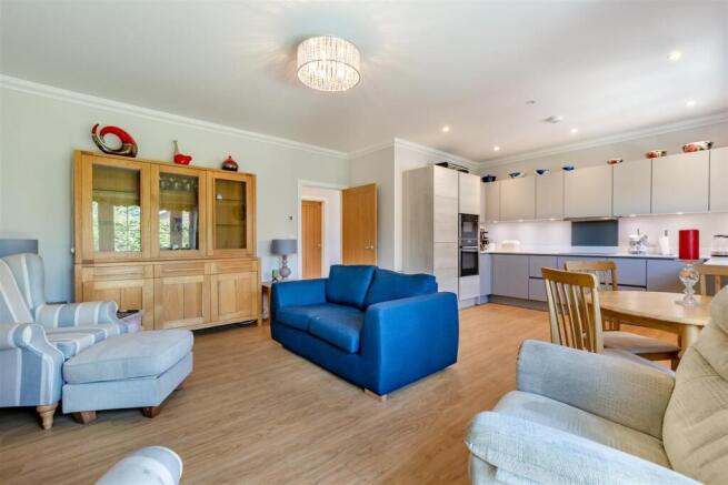 Lounge/Dining/Kitchen Area