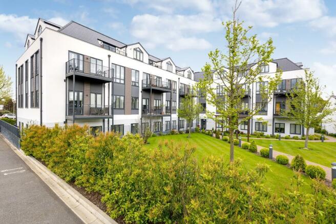 2 bedroom flat for sale in Bay Tree Avenue, Leatherhead, Surrey, KT22