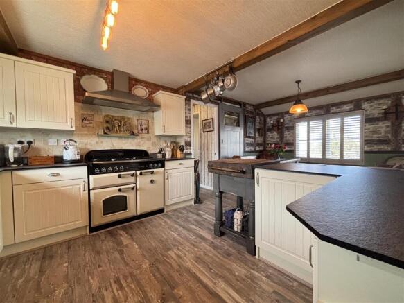 OAKLANDS KITCHEN.jpg