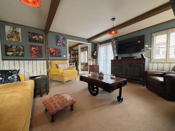 Oaklands lounge 2.jpg