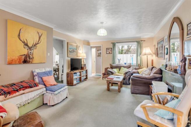6 Mill Hill Drive Halesworth IP19 8DB (2).jpg