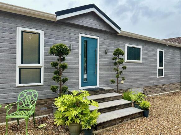 3 Pompeys Lane Ferndown BH22 9DY - 1 of 24 front e