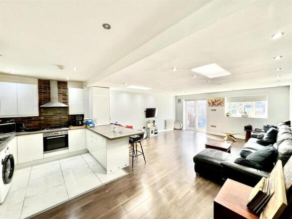 Kitchen/ Living Room