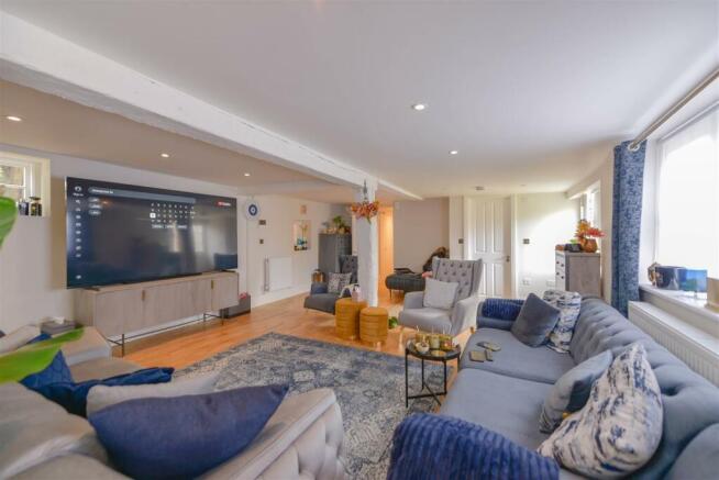 LOUNGE AREA