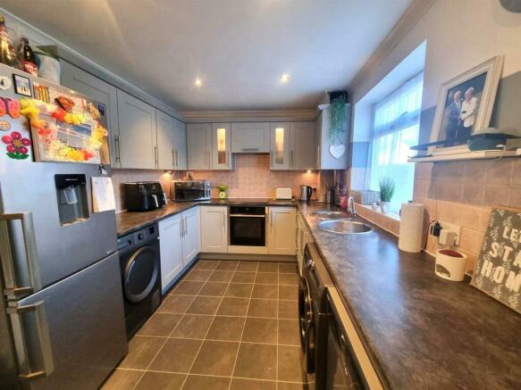 Well Fitted Kitchen/Diner
