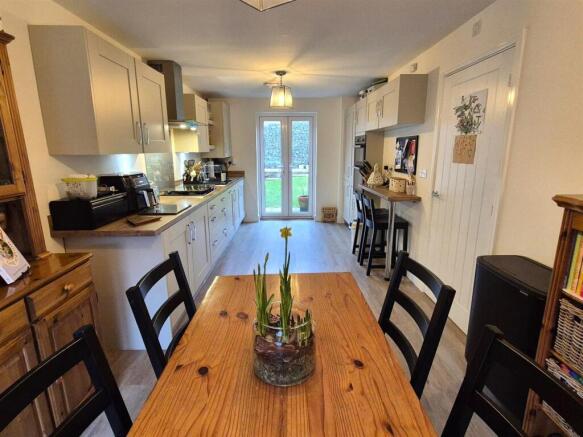 Spacious Kitchen/Din