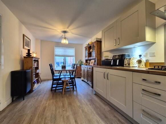 Spacious Kitchen/Din