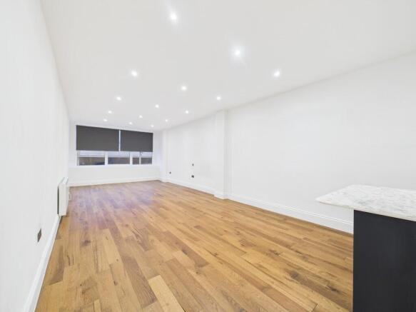 CAM04693G0-PR0033...