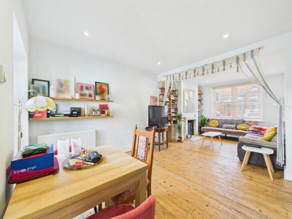 CAM04693G0-PR0082...