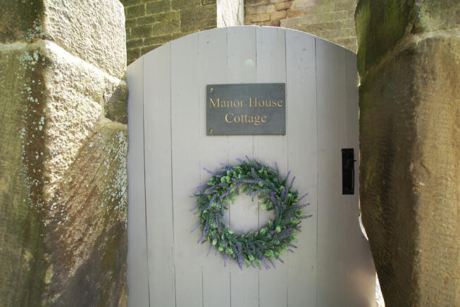 manor h cott gate