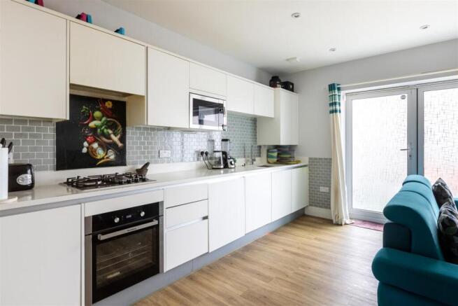 Flat 4 Heronsgate Court-12.jpg