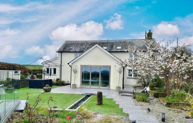 Beautiful Detached Cottage