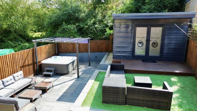 4 bedroom Large House