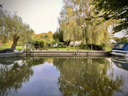River Side Property - Temple Mill Cottages, 90ft Garden 50ft Mooring, MARLOW, SL7 1SA
