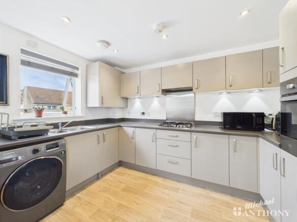 CAM02773G0-PR0334-STILL010