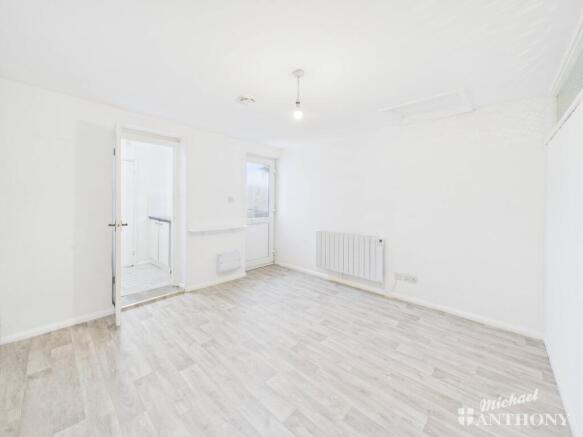 CAM02773G0-PR0372-STILL003