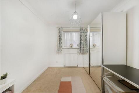 Darenth Lane, South Ockendon, RM15