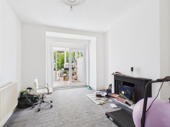 CAM03729G0-PR0052-STILL003
