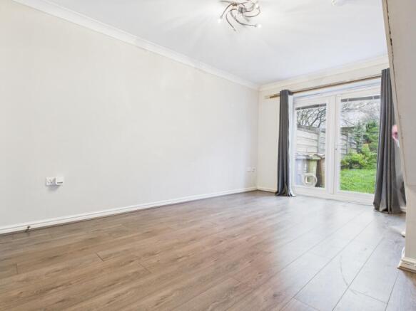 CAM03729G0-PR0175-STILL008