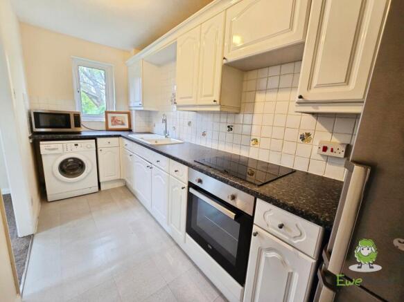 EweMove Basingstoke - Beecham Berry Kitchen