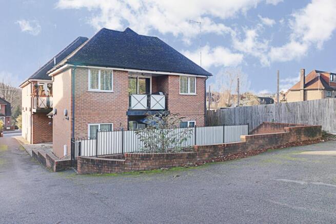 6 Imperial Court External View