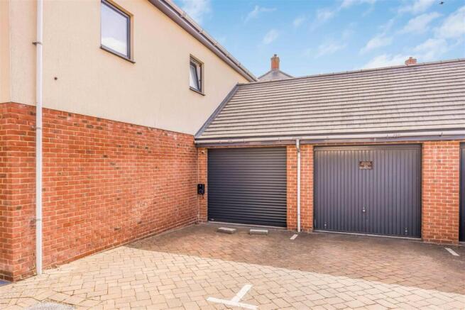 7 Radnor Way Denmead-Small-PorticoMarketing-SoldBy
