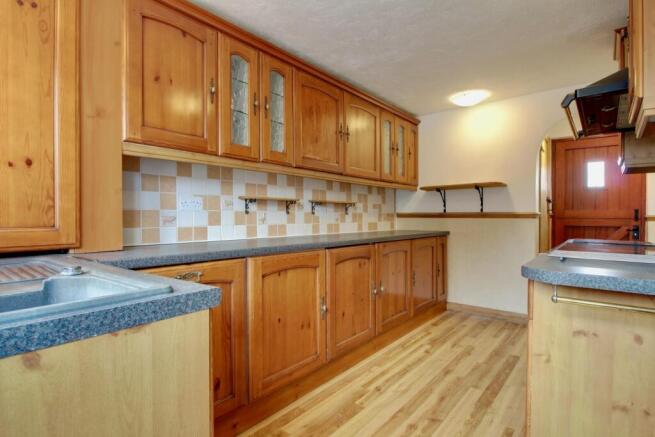 Kitchen - reverse view - Gus Critchlow EweMove Hin
