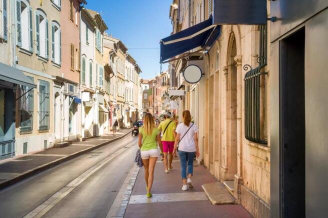 Tourists walking on the streets of Saint-Tropez ol