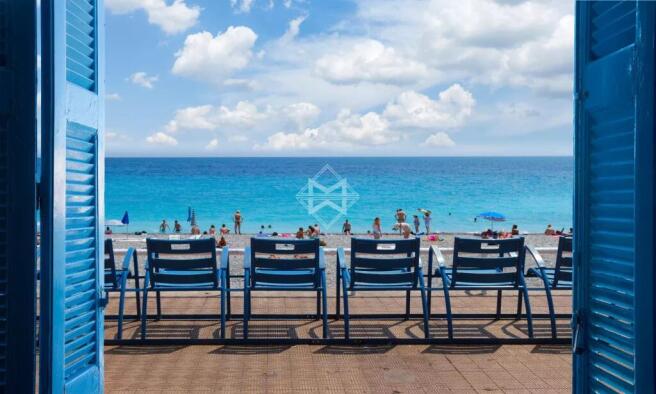 chair in fron of turquiose water of cote dAzur Pro