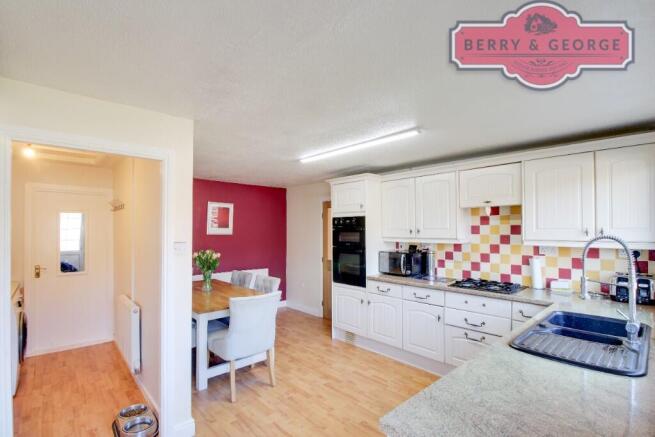 KITCHEN / BREAKFAST