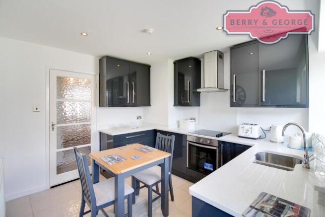 KITCHEN / BREAKFAST