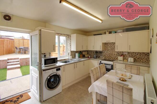 KITCHEN / BREAKFAST