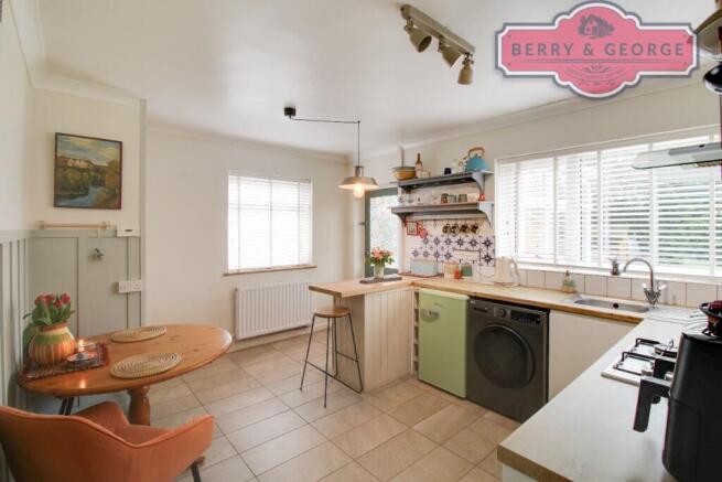KITCHEN/BREAKFAST 