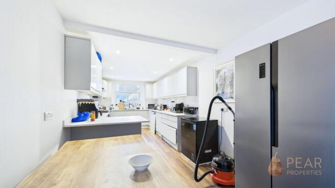 Communal Kitchen / Dining Area