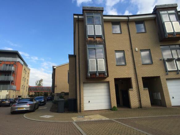 4 Bedroom Town House next to Train Station, Cambr