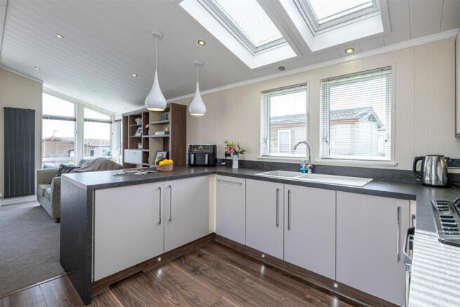 PINE-LODGES-KITCHEN-04.jpg