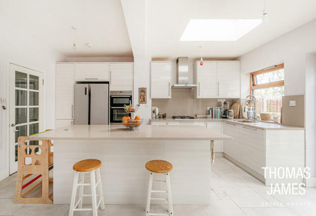 Hereward Gardens, fully fitted kitchen