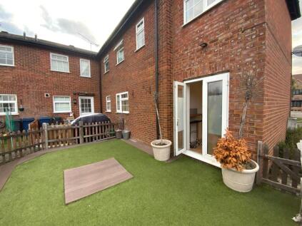 Pond Approach, Holmer Green, HP15